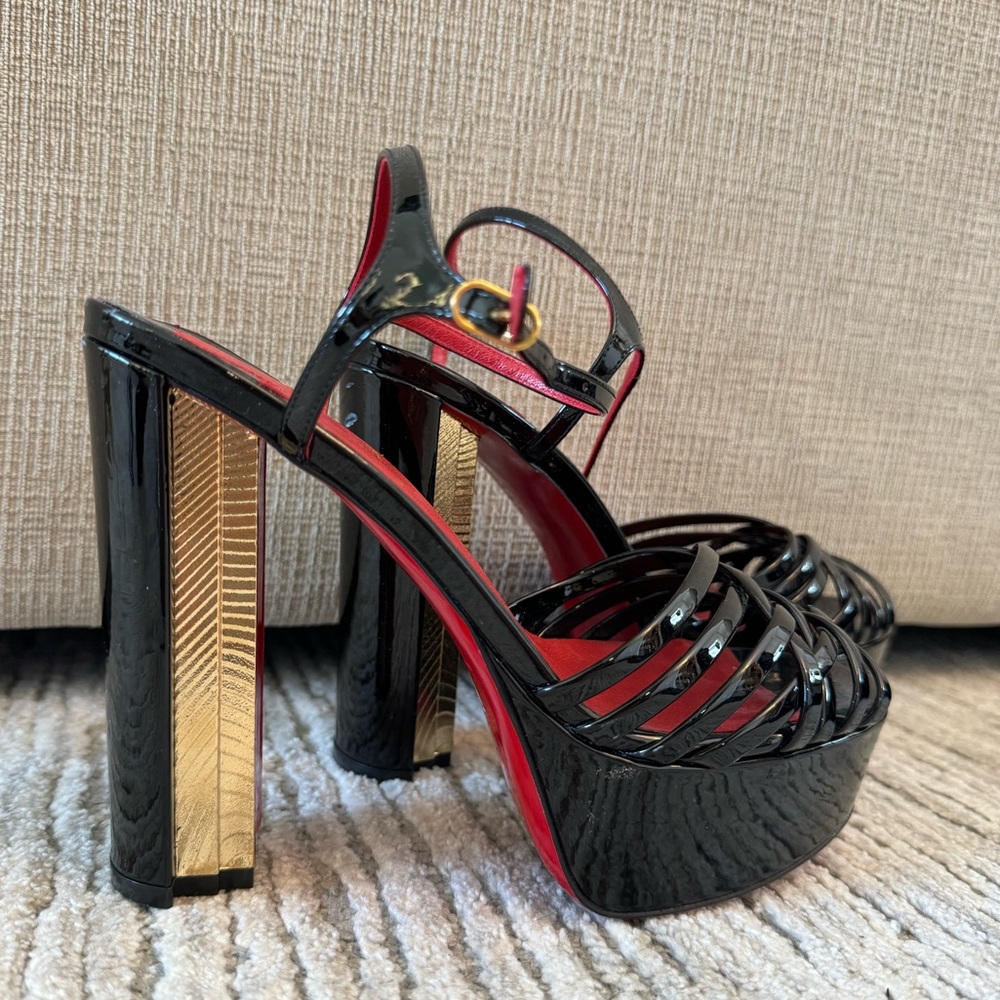 Authentic CHRISTIAN LOUBOUTIN
Coluna Girl Black patent leather sandal Size 36